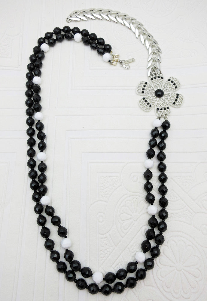 Black and White Beauty Flower Necklace