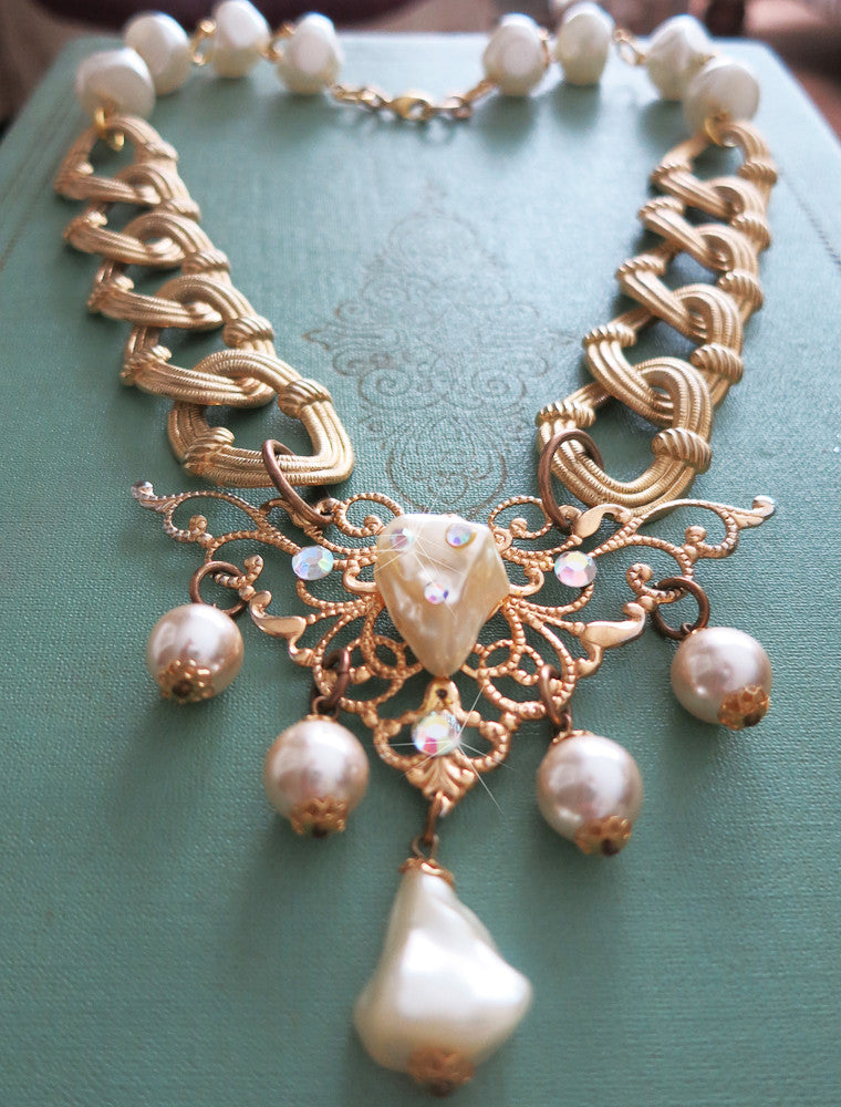 Dazzling Gold With Pearl Necklace