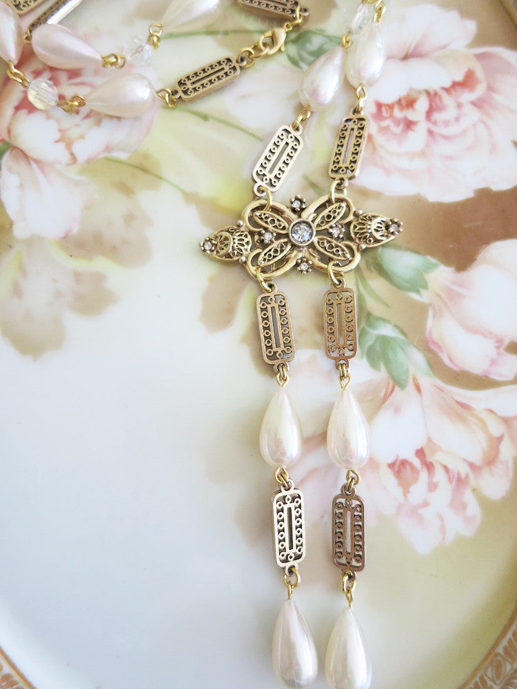 Iridescent Pearl Teardrop Necklace