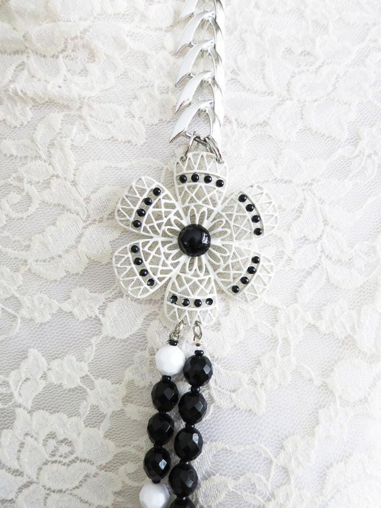 Black and White Beauty Flower Necklace